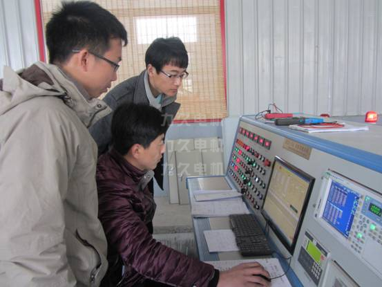 周老師(左)在指導(dǎo)公司試驗(yàn)人員進(jìn)行變頻調(diào)速電機(jī)型式試驗(yàn) 周老師(左)在指導(dǎo)公司試驗(yàn)人員進(jìn)行變頻調(diào)速電機(jī)型式試驗(yàn)